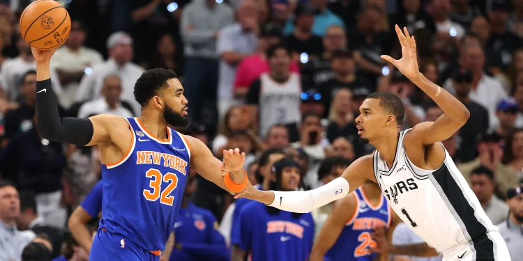 Com fim eletrizante, Knicks vencem Spurs e abrem 2 a 0 na final da NBA