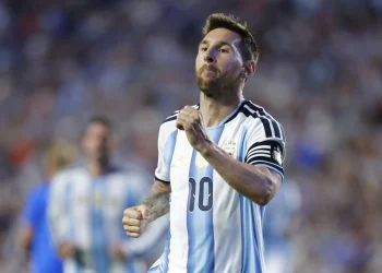 Com gol de Messi, Argentina bate Islândia em último teste para Copa