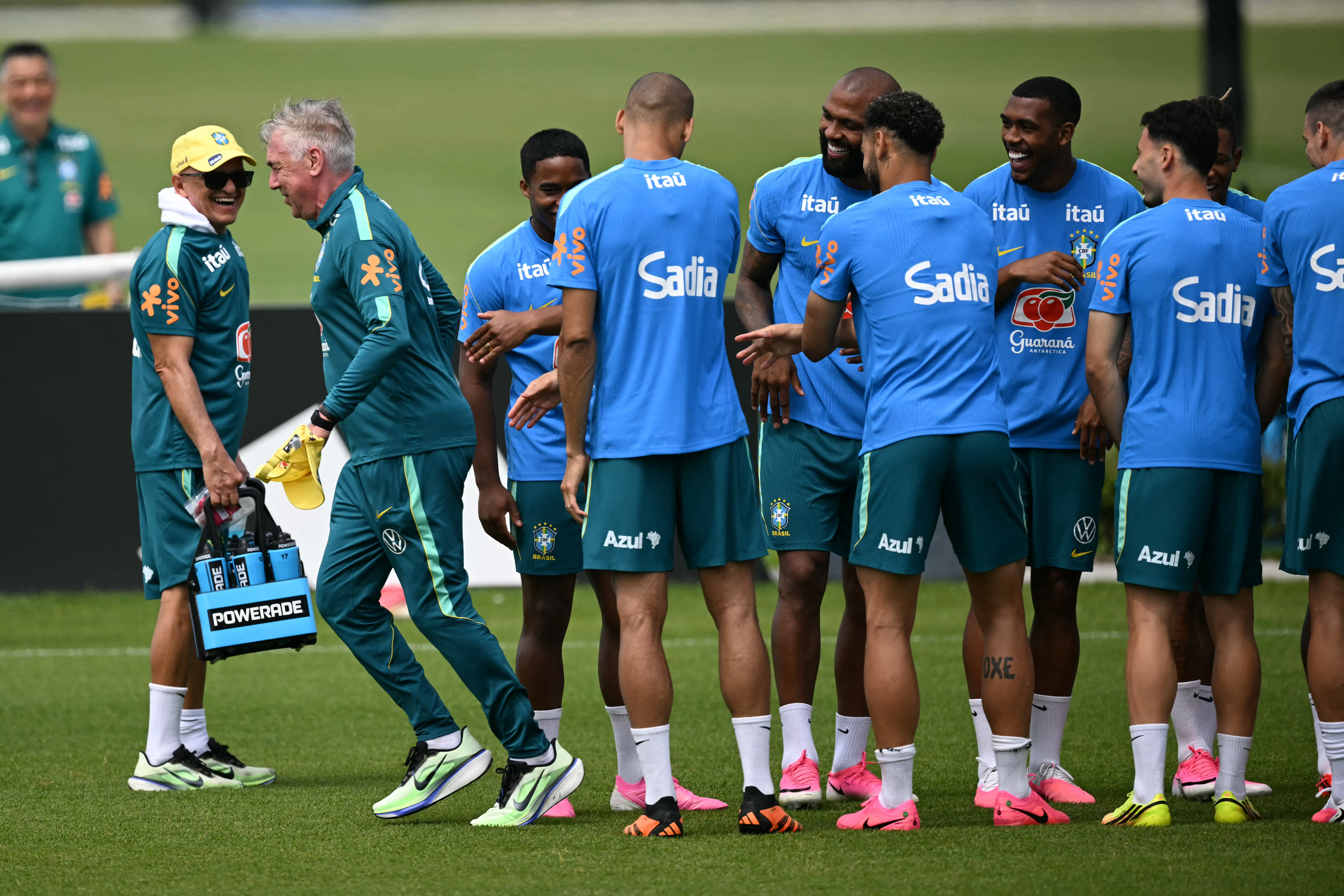 Treino da Seleção tem presença de cineasta e trote de aniversário em Ancelotti