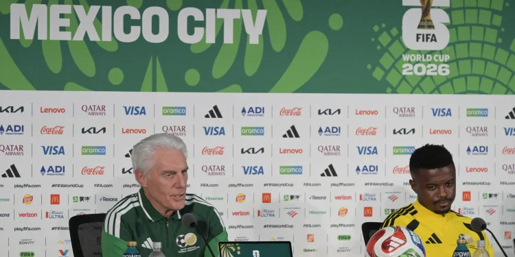 Técnico da África do Sul espera superar pressão da torcida mexicana na abertura da Copa