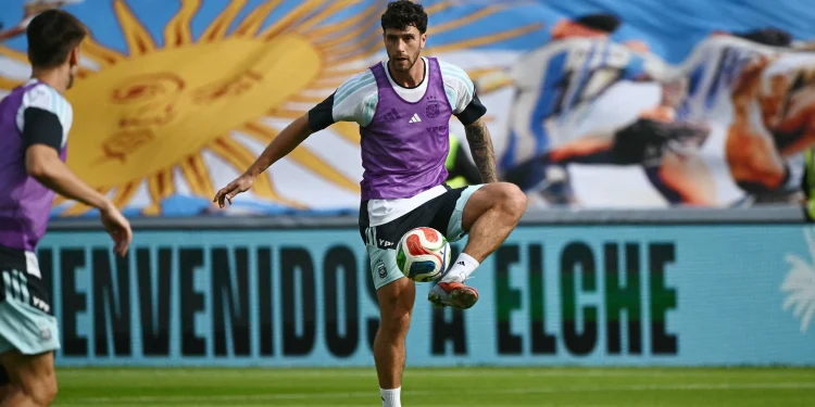 Argentina convoca Marcos Senesi para Copa após corte de Balerdi por lesão