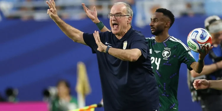 Bielsa critica pausas para hidratação na Copa: “Não acrescenta nada”