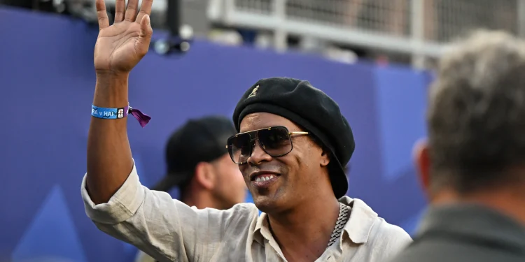 Aos 46 anos, Ronaldinho retorna ao futebol para jogar na 3ª divisão italiana