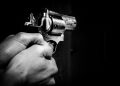 Criança de 7 anos é baleada no rosto após pegar arma do padrasto em GO