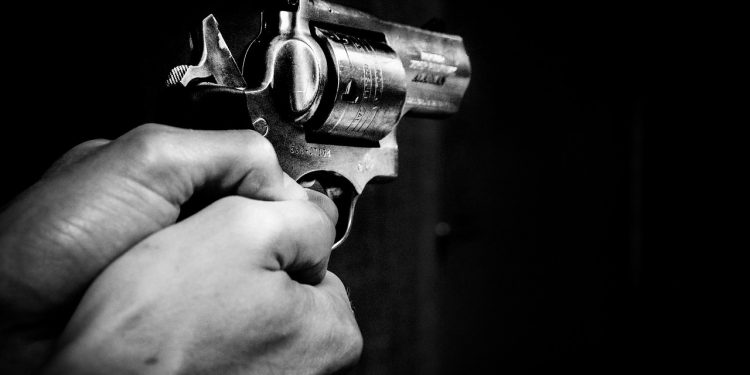 Criança de 7 anos é baleada no rosto após pegar arma do padrasto em GO