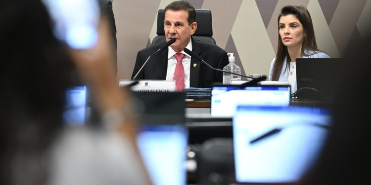 6×1: Centrão e oposição querem aproveitar falta de decisão para mudar CLT