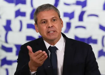 Lindbergh Farias aciona Interpol para investigar empresas ligadas a Dark Horse no exterior