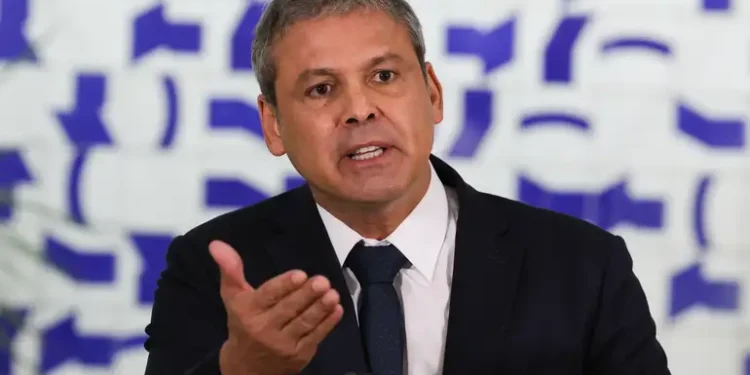 Lindbergh Farias aciona Interpol para investigar empresas ligadas a Dark Horse no exterior
