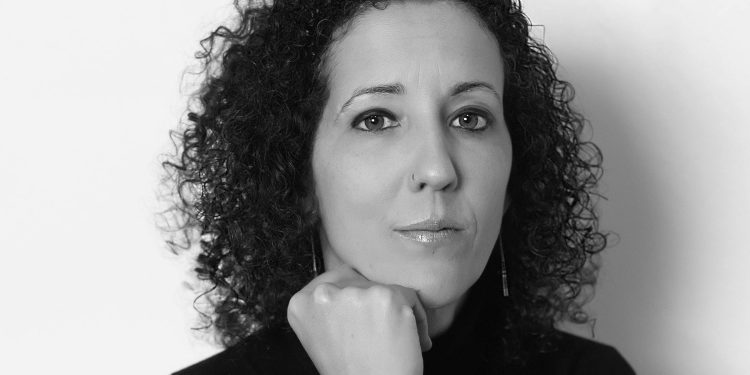 Névoa mental causada pelas plataformas afeta percepção da política, diz Letícia Cesarino