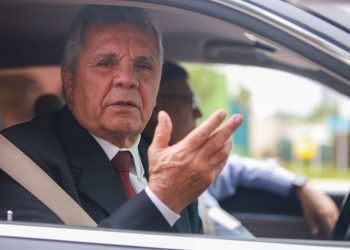 Justiça proíbe Caesb de cortar água de deputado após conta atípica