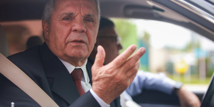 Justiça proíbe Caesb de cortar água de deputado após conta atípica
