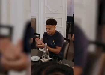 Désiré Doué ganha surpresa de aniversário na concentração da França