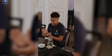 Désiré Doué ganha surpresa de aniversário na concentração da França