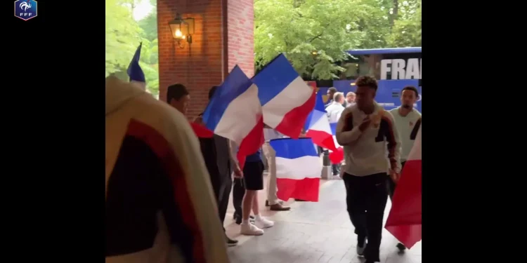 França volta ao hotel após garantir a liderança do grupo