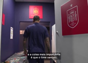 Joselu visita a seleção espanhola e seus filhos ganham autógrafos de Yamal
