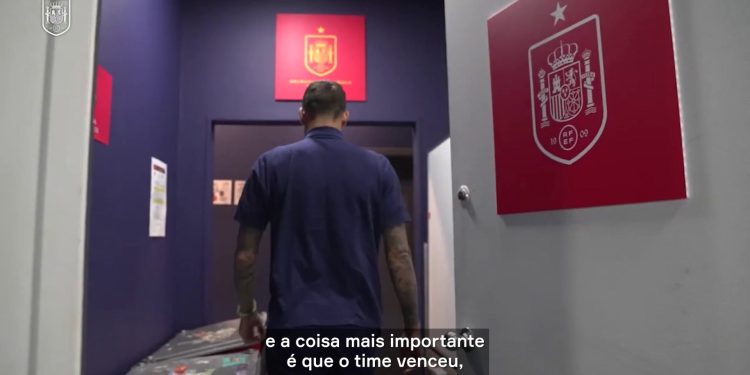 Joselu visita a seleção espanhola e seus filhos ganham autógrafos de Yamal