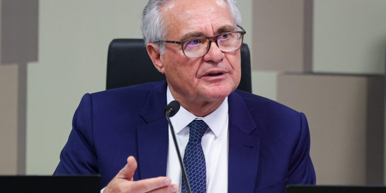 Renan aciona Justiça por aplicações da Previdência de Maceió no Master