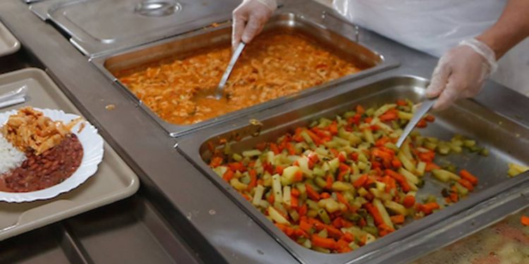 Greve interrompe atendimento em dois restaurantes comunitários do DF