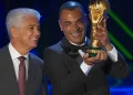 Cafu e Bebeto exibem taça em evento da Fifa na véspera da abertura da Copa