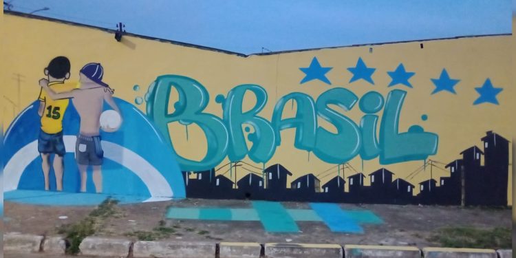 Pichações do PCC são retiradas no DF e dão lugar a mural da Copa. Veja vídeo