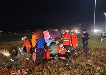 Carro com quatro ocupantes capota e deixa mulher ferida no DF