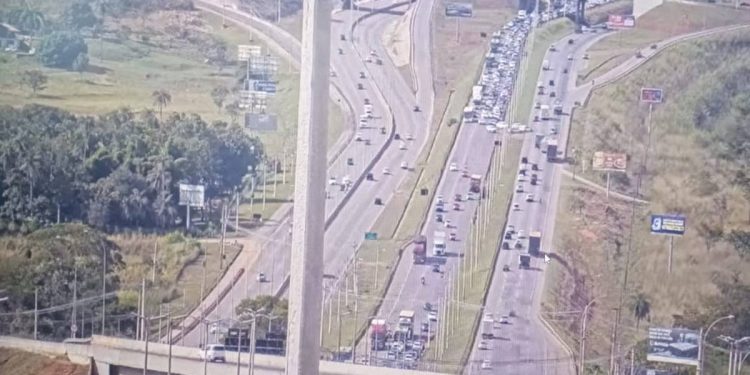 Acidente com engavetamento trava trânsito na descida do Colorado. Veja vídeo