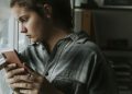 FOMO: o que é e quando o medo de “ficar de fora” afeta a saúde mental