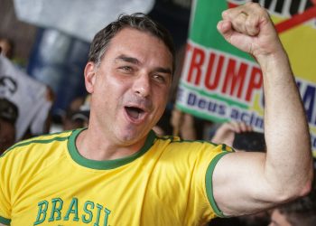 Flávio sofre revés na Justiça por vídeo que o liga a “rachadinha”