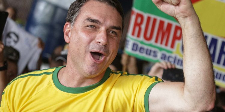 Flávio sofre revés na Justiça por vídeo que o liga a “rachadinha”