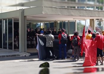 Manifestantes tentam ocupar Ministério das Cidades e PM reage com spray de pimenta. Veja vídeo