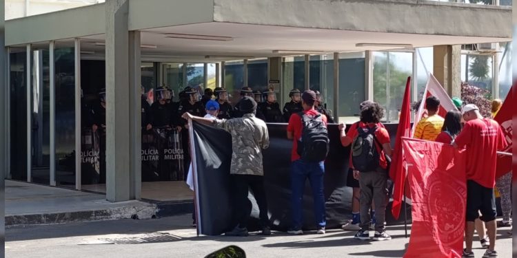 Manifestantes tentam ocupar Ministério das Cidades e PM reage com spray de pimenta. Veja vídeo