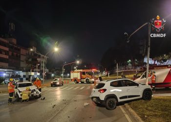 Acidente entre 2 carros deixa feridos e danifica semáforo na Asa Norte