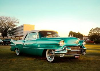 Festival Brasília Sobre Rodas reúne carros antigos e esportivos no DF