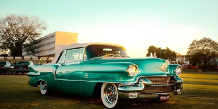 Festival Brasília Sobre Rodas reúne carros antigos e esportivos no DF