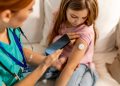 Tecnologia para diabetes pode causar problemas de pele em crianças
