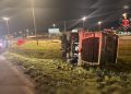 Caminhão sai da pista, tomba e deixa um ferido na BR-070