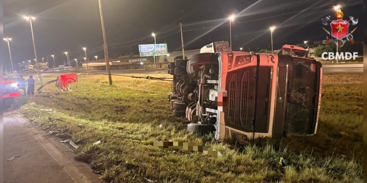 Caminhão sai da pista, tomba e deixa um ferido na BR-070