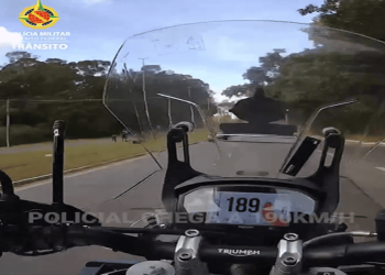 Motociclista sem CNH e com tornozeleira foge a 200 km/h e é preso. Veja vídeo