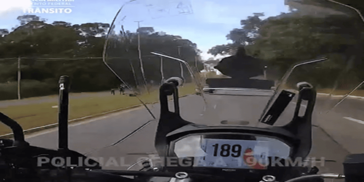 Motociclista sem CNH e com tornozeleira foge a 200 km/h e é preso. Veja vídeo
