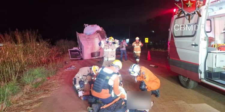 Motorista fica ferido após batida entre duas carretas no DF