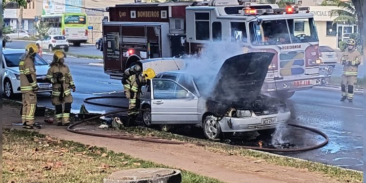 Carro pega fogo e trecho da Avenida Contorno no Guará é bloqueado