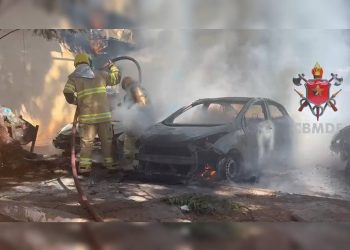 Incêndio destrói carros estacionados perto da Feira dos Importados. Veja vídeo