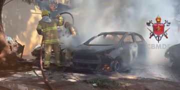 Incêndio destrói carros estacionados perto da Feira dos Importados. Veja vídeo