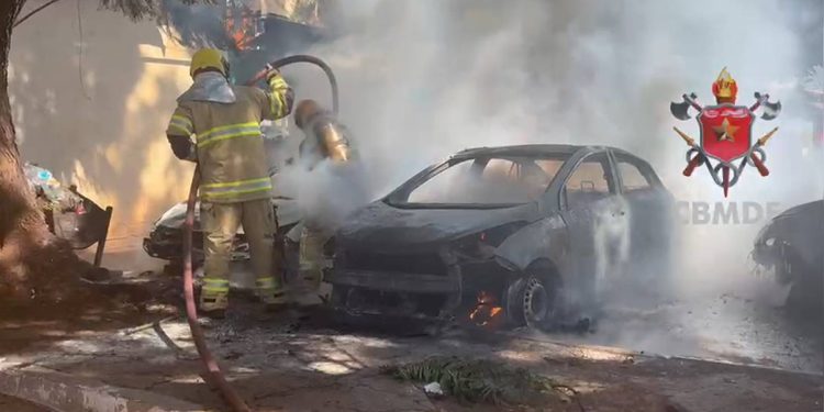 Incêndio destrói carros estacionados perto da Feira dos Importados. Veja vídeo