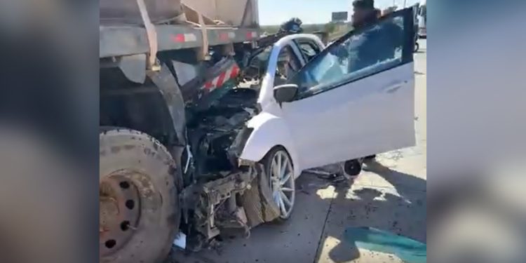 Carro vai parar debaixo de carreta após acidente na Estrutural. Veja vídeo