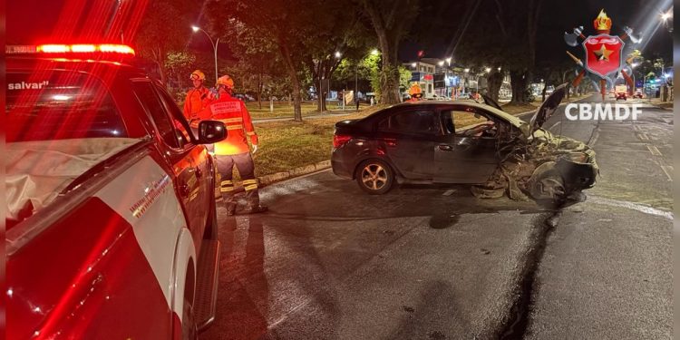 Motorista fica gravemente ferido em noite com 2 acidentes na Asa Norte