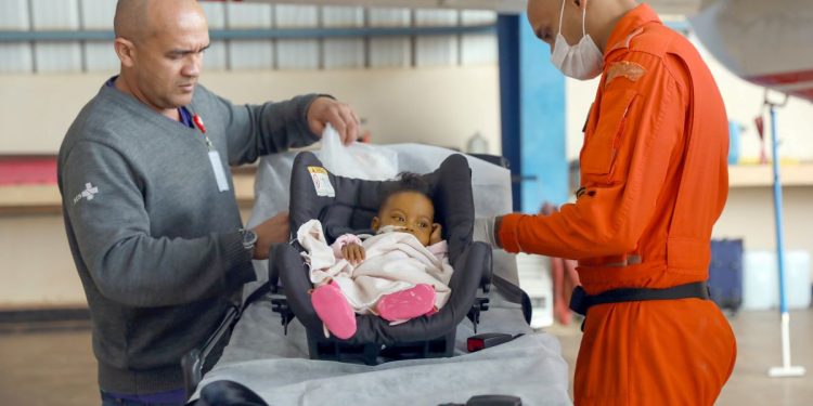 Bombeiros do DF levam bebê para transplante de fígado em Curitiba