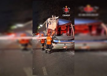 Acidente entre ônibus de turismo e caminhão deixa três feridos na Epia
