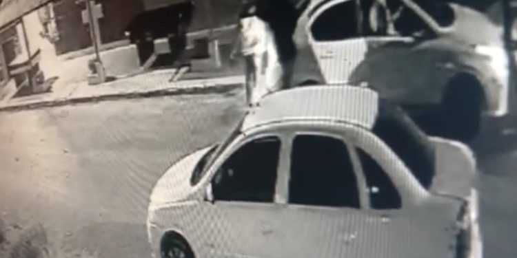 Criminosos invadem casa, matam homem e levam esposa dele como refém. Veja vídeo