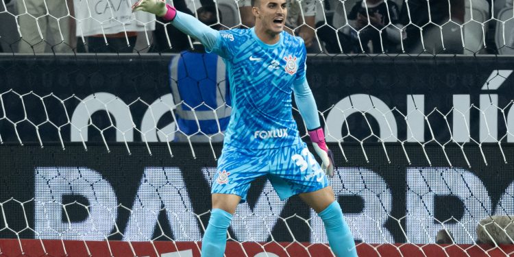 Corinthians renova empréstimo de goleiro a clube árabe